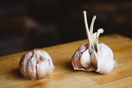 close up the garlic on a wooden cutting boardの写真素材