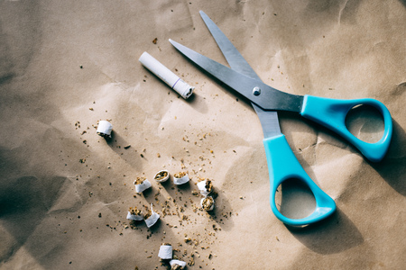 scissors cut a cigarette,world no tobacco day