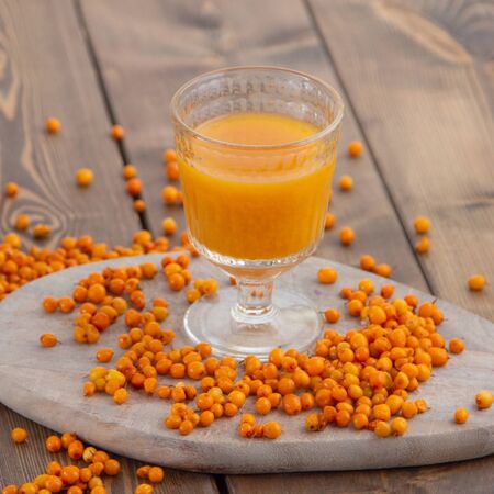 buckthorn morse in a glass glass on a wood backgroundの写真素材
