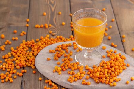 buckthorn morse in a glass glass on a wood backgroundの写真素材