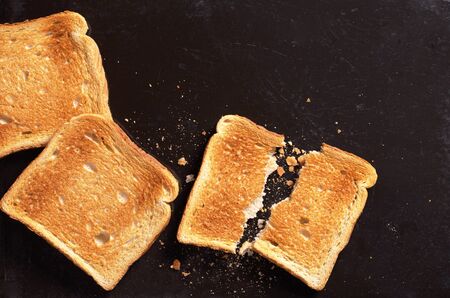 Slices of toasted bread on black background, top viewの写真素材