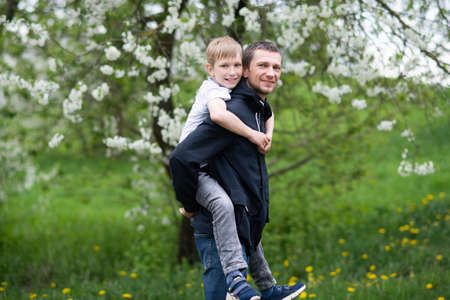 finger pointing, sitting on your back, studying, dad, son, child, father, upbringing, development, interest, looking at, playing, family vacation, nature walk, springの写真素材