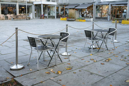 Outdoor cafÃ© seating in urban plaza.