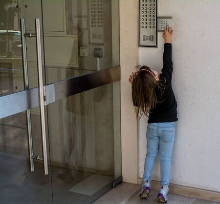 A willing to grow child. Wants to do it herself.の写真素材