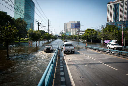 BANGKOK - NOVEMBER 7 2011: Empty junction flyover after impact with heaviest flood and rain in 20 years in the capital on November 07, 2011 in Bangkok, Thailand.のeditorial素材