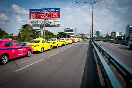 BANGKOK - NOVEMBER 7 2011: Taxi and cars are parked on express way after impact with heaviest flood and rain in 20 years in the capital on November 07, 2011 in Bangkok, Thailandのeditorial素材