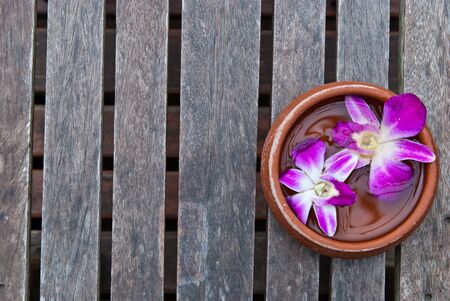 Thai orchid on wood platform with water on top, can be use for health and beauty related concepts
の写真素材