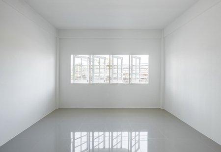Empty light white room with windowsの写真素材