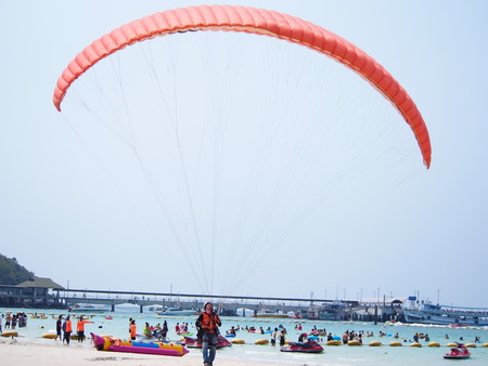 Thailand-Kor lan (Pattaya)- People are happy at the beach of Koh Lan,  Koh Lan has many water sports. such as paramotor, jet sky and banana boat.のeditorial素材