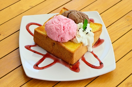 toast with ice creamの写真素材