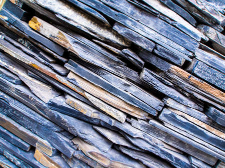 The walls are made from overlapping of sedimentary stone