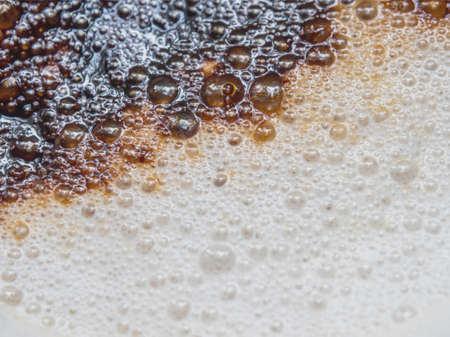 Soft white milk foam in a coffee cup And the dark brown color of the coffee powder sprinkled on it