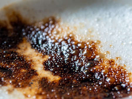 Soft white milk foam in a coffee cup And the dark brown color of the coffee powder sprinkled on it