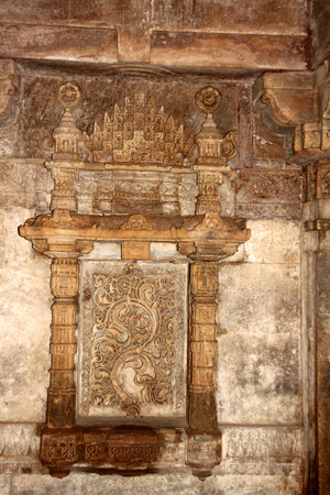 Nicely carved widow of an ancient monument called Adalaj step-well in the Gujarat State of Indiaの写真素材