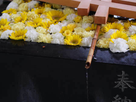Flowers floating in the water of shrineの写真素材
