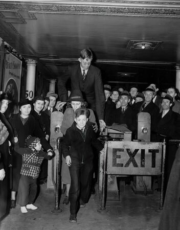 On February 22, 1918, Robert Wadlow was born in Alton (USA). The infant was of average size and there was no indication that in the future he would be the tallest man in the world. At the age of 22 he reached a colossal height of 272 cm. The American was のeditorial素材