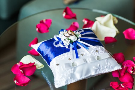 gold wedding rings on the blue pincushionの写真素材