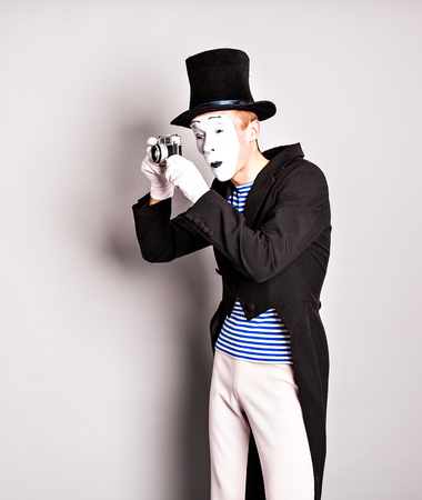 mime taking a photo. Mime in the image of the photographerの写真素材