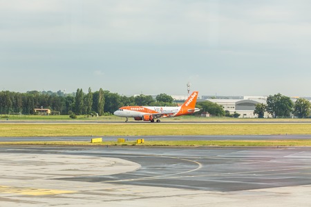 PRAGUE, CZECH REPUBLIC - JUNE 16, 2017: Airbus A320 EasyJet, landing in Prague airportのeditorial素材