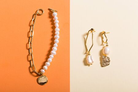 Women's Jewelry. Trendy jewelry on coloured background. Flat lay.の写真素材