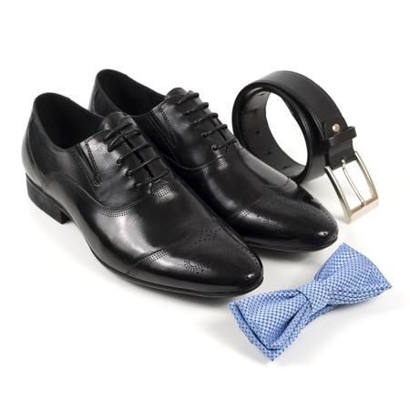 Pair of male shoes isolated on the whiteの写真素材