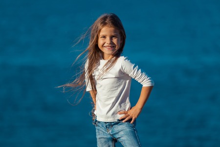 Adorable happy smiling little girl on beachの写真素材