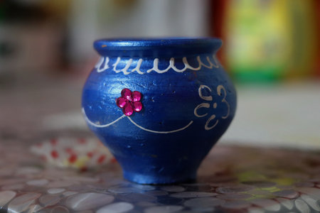 Blue Decorative Pot (Matka) with Flower Design Hand-painted blue decorative pot (matka) with floral motifs, used for puja rituals, festive decoration, and Indian cultural traditions.の写真素材