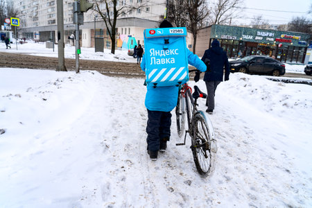 Food delivery in Moscow by bicycle in winter.のeditorial素材