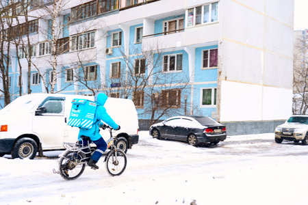 Food delivery in Moscow by bicycle in winter.のeditorial素材