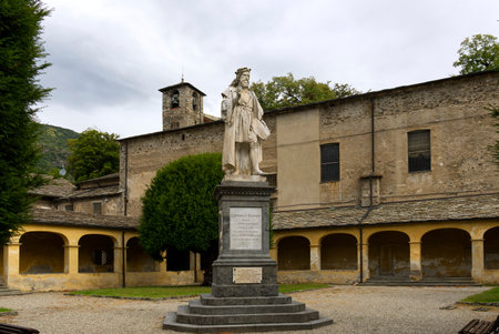 Varallo Sesia, Italy: statue of the painter Gaudenzio Ferrari in the cloister of the churchのeditorial素材