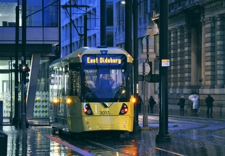MANCHESTER - DEC 01: Metrolink Light rail and yellow tram in Manchester, December 01.2021 in UKのeditorial素材
