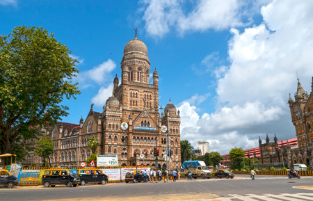 MUMBAI - SEPTEMBER 24: City square with public transport and view to The BrihanMumbai Municipal Corporation Building in Mumbai on September 24. 2022 in Indiaのeditorial素材
