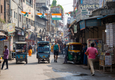 NEW DELHI - SEPT 17: Main Bazaar or Paharganj street with local people, transport and shops in New Delhi on September 17. 2022 in Indiaのeditorial素材