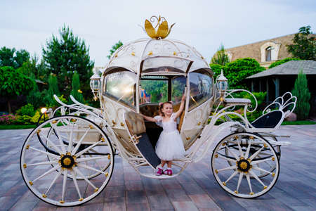 little girl in the carriage. A fabulous holiday for a child.の写真素材
