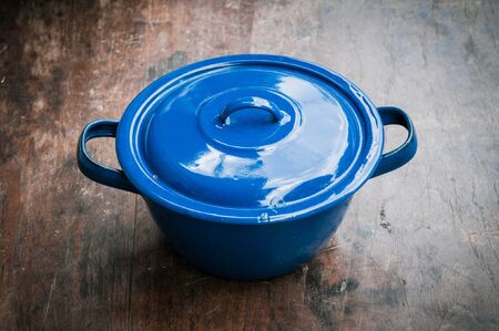 blue of cooking pot on woodenの写真素材