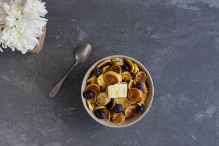 tiny pancakes in a bowl, quick breakfast, trend 2020, quarantine breakfast, flat layの写真素材