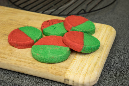 Red and Green two tone butter cookies on bamboo cutting boardの写真素材
