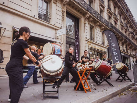 PARIS - June 9 2019 Drumming as sound support on the street during a Paris marathonのeditorial素材