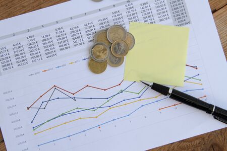 A statistic with a blank note, a magnifying glass and a pen