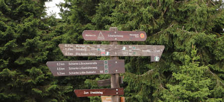 old wooden signposts in the Harz Mountains show the way to the Brockenのeditorial素材