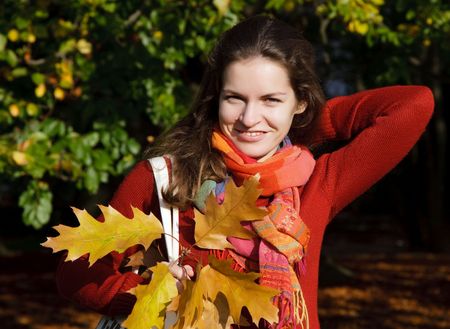Autumn portrait of yong smiling womanの写真素材