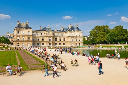 PARIS - APRIL 24: People enjoy sunny day in the Luxembourg Garden on April 24, 2011 in Paris. Luxembourg Palace is the official residence of the President of the French Senate.のeditorial素材