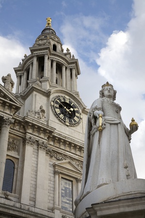 Statue of Queen Anne in front of St Paul's Cathedral in Londonのeditorial素材