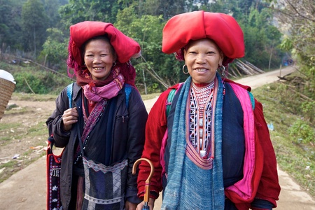 SAPA, VIETNAM -NOV 22: Unidentified women from the Red Dao Ethnic Minority People on November 22, 2010 in Sapa, Vietnam. Red Dao Minority are the 9th largest ethnic group in Vietnamのeditorial素材