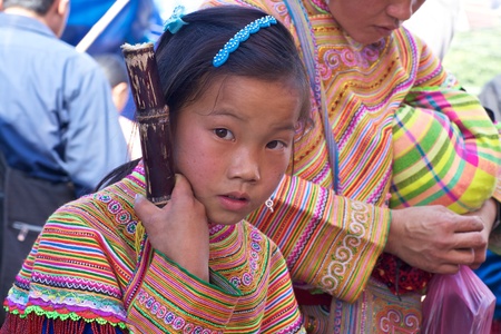 BAC HA, VIETNAM - NOV 21: Unidentified young of the Flower Hのeditorial素材