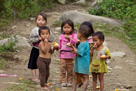 Sapa, Vietnam - November 21: Six unidentified Vietnamese children play and eat in Sapa, Vietnam on November 21, 2010. Vietnamのeditorial素材