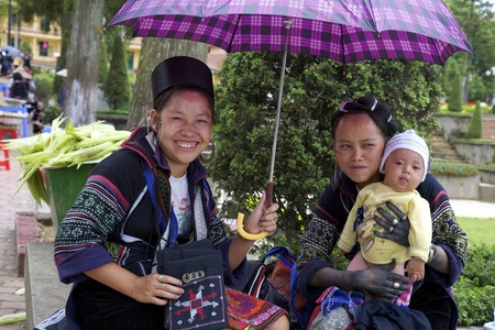 SAPA, VIETNAM - JULY 7: Unidentified women from the Black Hmong Ethnic Minority People hold a baby on July 7, 2007 in Sapa, Vietnam.のeditorial素材