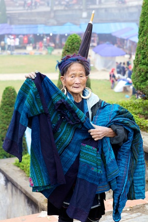 SAPA, VIETNAM - NOV 22: Unidentified woman from the Black Hmong Ethnic Minority People at market selling her blankets on November 22, 2010 in Sapa, Vietnam.のeditorial素材