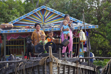 SIEM REAP, CAMBODIA-JAN 23: Cambodian family on their floating home on Tonle Sap Lake in Siem Reap, Cambodia on January 23,2012. のeditorial素材