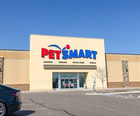 BAXTER, MN - 1 SEP 2021: PetSmart retail store front entrance.のeditorial素材